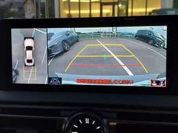 【パノラミックビューモニター】クルマを真上から見下ろした視点で駐車をサポートします！クルマの斜め後ろや真横など、いち早く障害物に気が付くことができます。