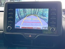 【バックカメラ】駐車時に後方がリアルタイム映像で確認できます。大型商業施設や立体駐車場での駐車時や、夜間のバック時に大活躍！運転スキルに関わらず、今や必須となった装備のひとつです！