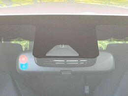 【トヨタセーフティセンス】走行中に前方の車両等を認識し、衝突しそうな時は警報とブレーキで衝突回避と被害軽減をアシスト。より安全にドライブをお楽しみいただけます。