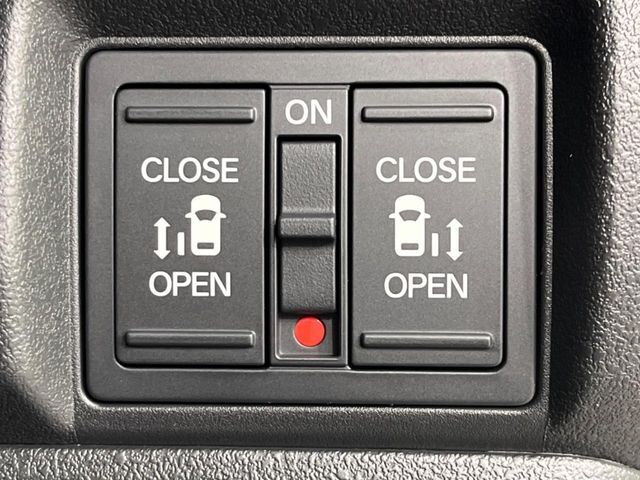【両側パワースライドドア】スマートキーや運転席のスイッチで後席両側スライドドアの開閉が可能♪電動だから力を入れてドアを開ける必要が無く、小さなお子様でも簡単に開け閉めでき快適です♪
