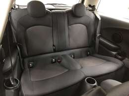 しっかりとオシャレ空間にデザインされた後部座席！広くはありませんが4人乗りです。