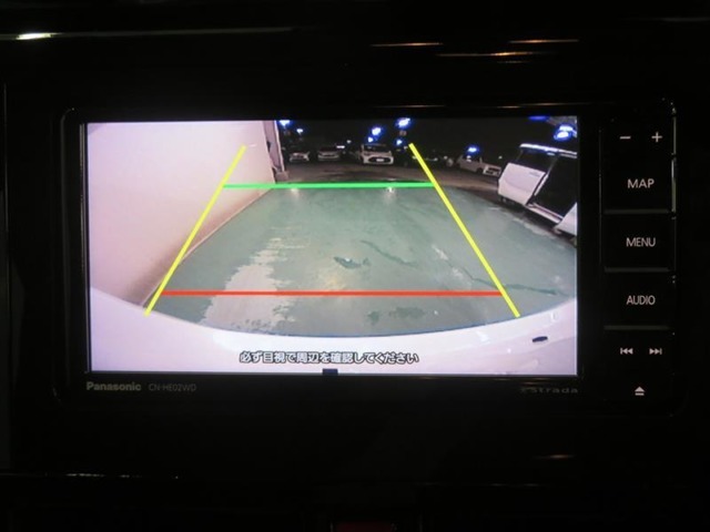 車両後方の映像を映すバックモニター。進路を確認しながら安全に車庫入れできます。