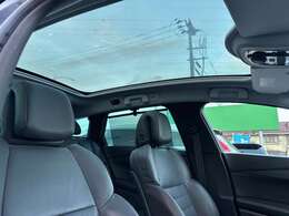 パノラミックガラスルーフ装備車になります♪開閉すれば開放感があります♪車内も明るく人気な装備です♪