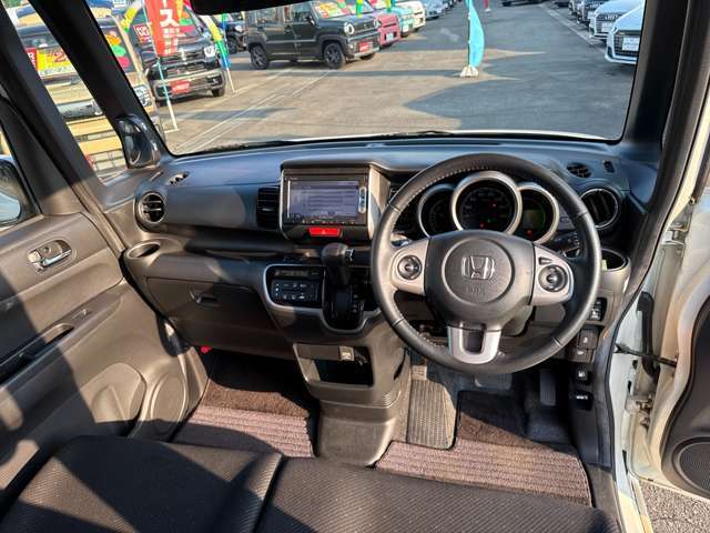 中古車にありがちな目立つステアリングのスレ、シミ等ございません。ご安心ください。