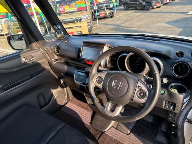 コックピットです。長時間のドライブでも安心な、座り心地の良いシートです。納車前には室内クリーニングを施工し、綺麗な状態で納車します。