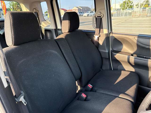シートも大きな汚れやダメージはございません。納車前には室内クリーニングを施工し、綺麗な状態で納車します。