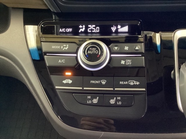 エアコン操作パネル内のシートヒータースイッチは前席の左右別々にHiとLoの2段階で温度設定ができます。