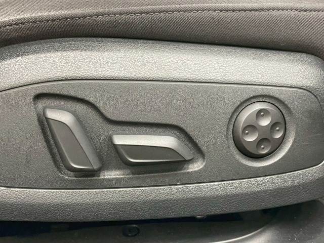 ドライバーのお好みのシートポジション設定可能な【電動シート】搭載。