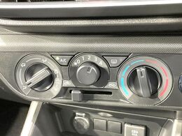 寒い冬も暑い夏も全席に快適な空調を届けてくれる、ダイヤル式エアコンを装備♪