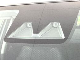 【スマートアシスト】走行中に前方の車両等を認識し、衝突しそうな時は警報とブレーキで衝突回避と被害軽減をアシスト。より安全にドライブをお楽しみいただけます。