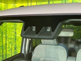 【スマートアシスト】走行中に前方の車両等を認識し、衝突しそうな時は警報とブレーキで衝突回避と被害軽減をアシスト。より安全にドライブをお楽しみいただけます。