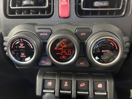 【オートエアコン】一度お好みの温度に設定すれば、車内の温度を検知し風量や温度を自動で調整。暑い…寒い…と何度もスイッチ操作をする必要はありません。快適な車内空間には必須の機能ですね♪
