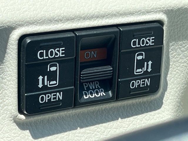 【両側パワースライドドア】スマートキーや運転席のスイッチで後席両側スライドドアの開閉が可能♪電動だから力を入れてドアを開ける必要が無く、小さなお子様でも簡単に開け閉めでき快適です♪