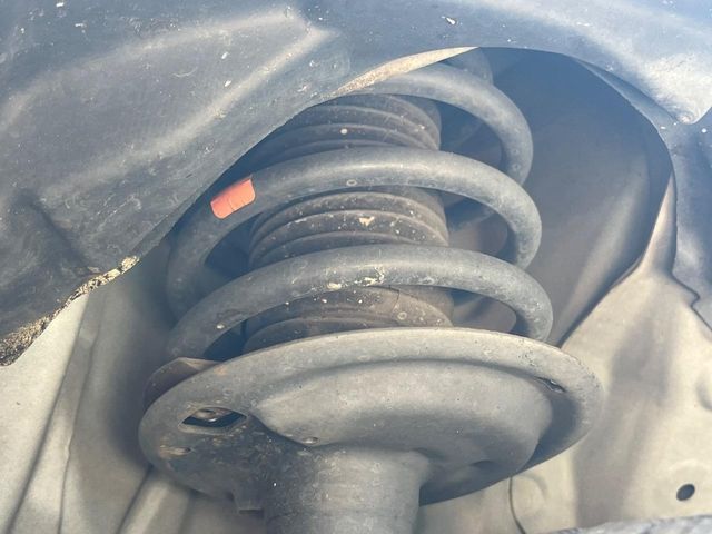 お車を安心してお乗りいただく為には、足回りの定期点検が欠かせません。サービスサポート（有償保証）では無料点検もご提供しており、安心のカーライフをお過ごしいただけるサポート体制が整っています。