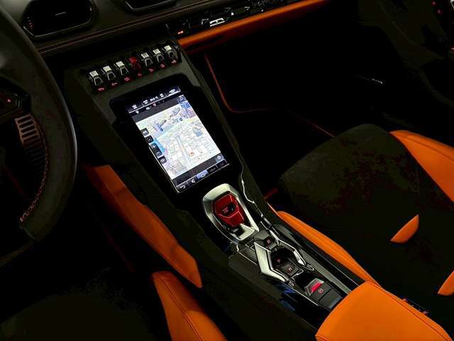 純正ナビゲーション　GrigioTelesto（Ad Personam）/DaiamondCut20AW/OrangeCCB/RearBonnetCarbon/StylePack/Lifting System/Fully Electoric Heated Seats/SeatBelt Arancio Leonis(Ad Personal)/Sensonum