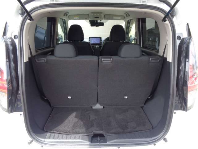 乗る人や荷物に合わせてフレキシブルに対応できる、広いラゲッジル-ム。お問い合わせは03-5672-1023へ