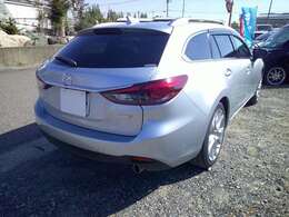 ハイマウントストップランプ、リヤワイパーが装備されています。