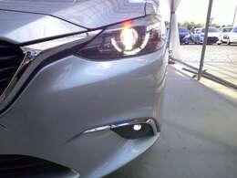 LEDヘッドライト、LEDフォグが装備されています。