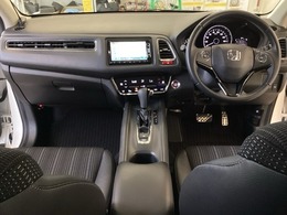 車内は光触媒抗菌消臭施工済です。インパネ周りはスタイリッシュなデザインです。グローブボックスやカップホルダーのほかにトレーなどたくさんの収納スペースが付いています。