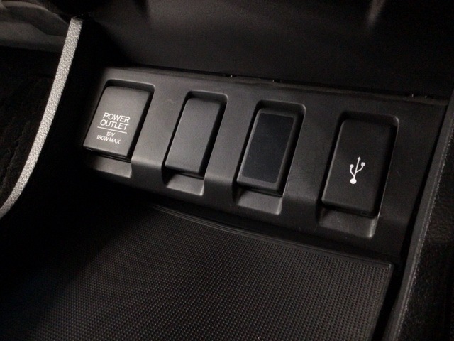 【USBポート】USBポートも装備されています♪スマートフォンのオーディオに連携も可能です。今や欠かせない装備の一つです！