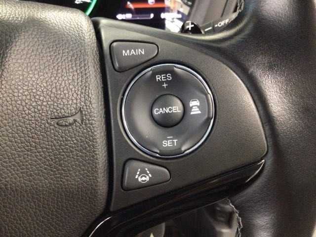 【アダプティブ・クルーズ・コントロール】予め設定した車速内でクルマが自動的に加減速。 前走車との適切な車間距離を維持しながら追従走行し、高速道路でのドライバーの疲労を軽減してくれる嬉しい機能付♪