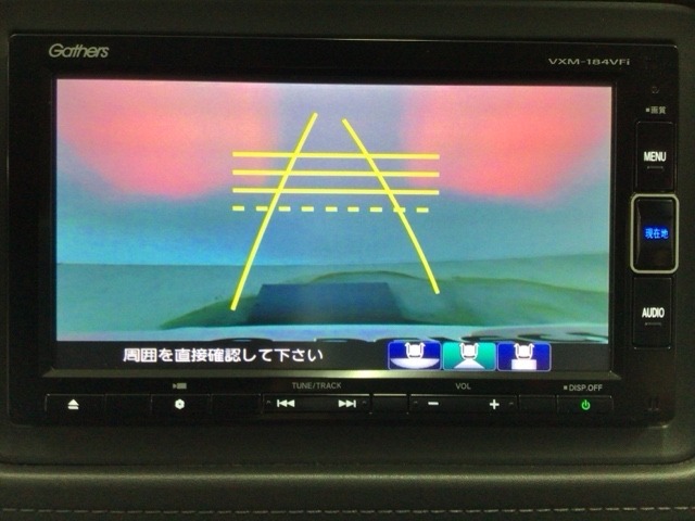 【バックカメラ】運転が苦手な方も車庫入れラクラクです！ギアをリバースに入れれば自動的に切り換わりますので、面倒な操作は不要です♪狭い駐車場もお車を傷つけず安心ですね！