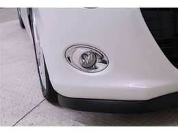 フロントフォグランプ付きで、霧の時にヘッドライトだけでは見えにくい路肩やセンターラインの視認性が向上します。