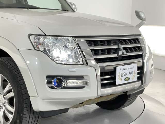 当店では仕入れた車両を撮影スタジオ完備の商品管理センターにて室内クリーニングや外装の磨き施工等、徹底した商品車仕上げを行っております。