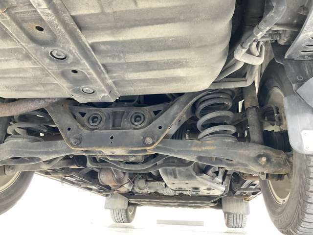 中古車だと気になる足廻り＆下廻り・・・ご覧の通り状態良好◎沿岸部や降雪地にお住まいのお客様もご安心ください♪