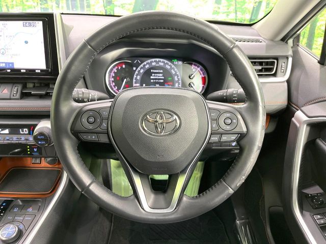 【純正革巻きステアリング】上質な革を使用することで、手にしっかり馴染みとても運転しやすいハンドルです♪