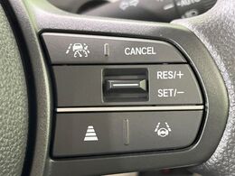 【アダプティブクルーズコントロール】高速道路での長距離走行が楽に！！自動で速度を保つクルーズコントロールが、衝突軽減システムと連携し、前方の車両を感知して車間を保つように速度調節してくれます！！