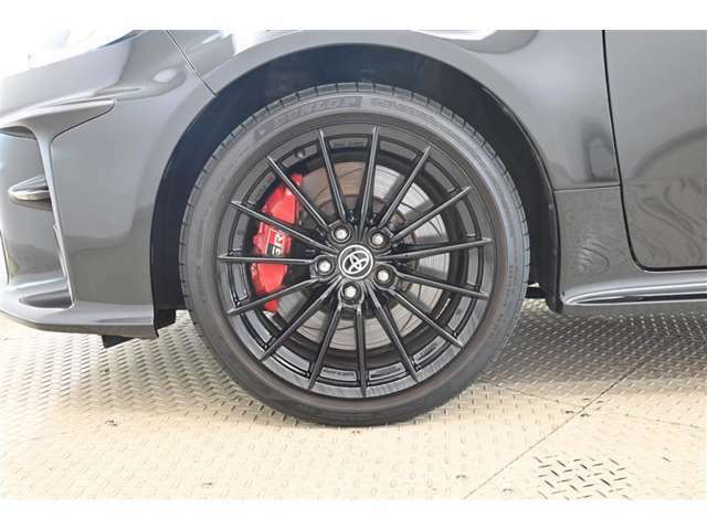 スポーティな印象を与える純正225/40R18インチ鍛造アルミホイール