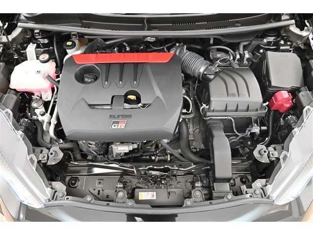 直列3気筒インタークーラーターボエンジン、224KW（304PS）400N-m（40.Kgf-m）車両重量1，280Kg！