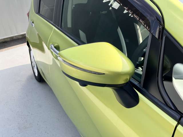 ウィンカー内蔵のドアミラー。対向車からの視認性の向上につながり、安全面がUPします！