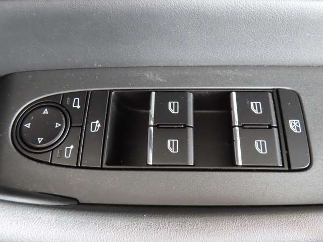 ☆全席窓の開閉はAUTOに　ドアロックと連動してドアミラーの開閉も自動でできるようにセットできます☆