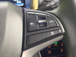 【アダプティブクルーズコントロール】高速道路での長距離走行が楽に！！自動で速度を保つクルーズコントロールが、衝突軽減システムと連携し、前方の車両を感知して車間を保つように速度調節してくれます！！