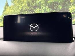 【10.25インチマツダコネクト】車内の雰囲気にマッチした大型ディスプレイ。スマホ接続でのナビ使用やBluetooth再生等、様々な機能が楽しめます。直感的なダイヤル操作が可能で、使い勝手も良好です。
