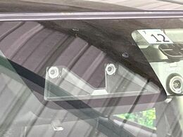 【スマートアシスト】走行中に前方の車両等を認識し、衝突しそうな時は警報とブレーキで衝突回避と被害軽減をアシスト。より安全にドライブをお楽しみいただけます。