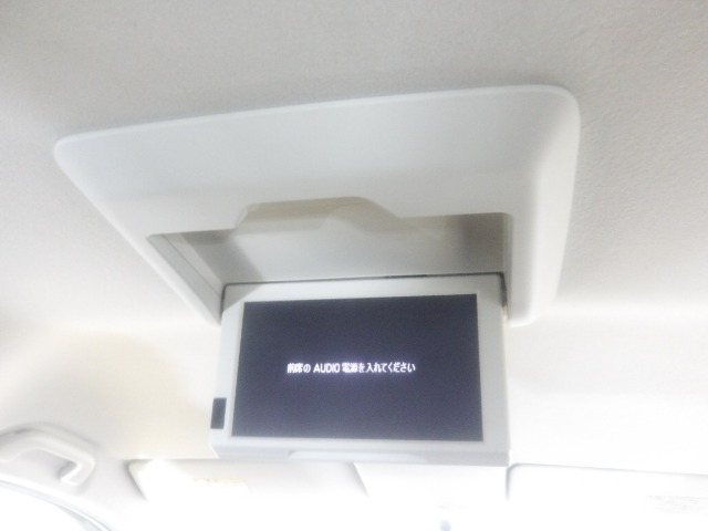 リア席モニター（フリップダウンモニター）装備！ナビゲーションと組み合わせることで、走行中でも後席では地上デジタルTV放送やDVDビデオなどの映像も楽しめます。