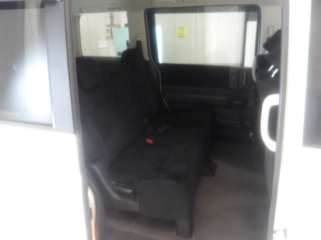 2列目シートもゆったり快適に座っていただけますので、後部座席にお乗りの大切な方も楽しくドライブに参加していただけます☆もちろんチャイルドシートの取り付けにも対応します！