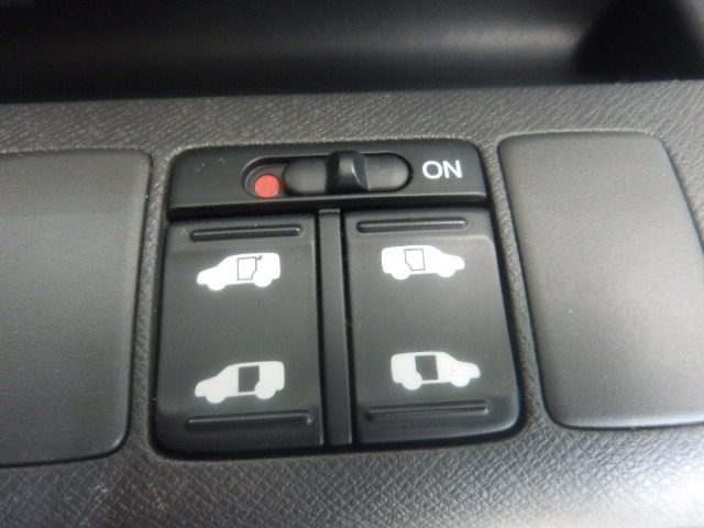 両側電動スライドドア！！荷物で手が塞がる時など簡単にドアの開閉が出来ます！何より力いらずで開閉OK！女性やお年寄りにも優しい♪電動機能はOFFにもできますから元気なお子様の駆け出しも安心！