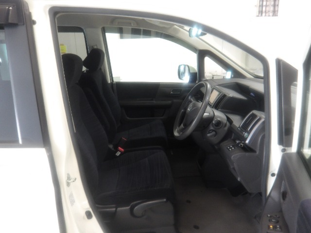 すわり心地の良い運転席・助手席です。長時間のドライブの疲れ軽減に貢献します。どうぞ快適なドライブを♪