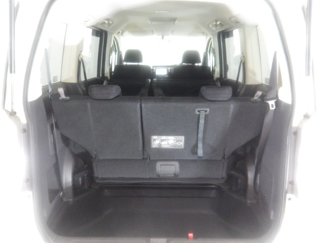 荷室は容量の大きさだけではなく、開口部の低さにもこだわっています。重いものを高く持ち上げる必要がないので、荷物の積み込みがスムーズにできますね。