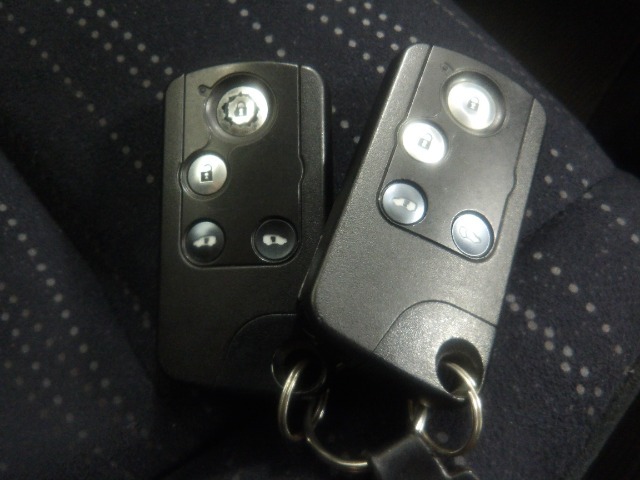 スマートキー付！キーを取り出さなくてもドアロックの施錠・開錠、エンジンの始動が出来ます！雨の日や荷物の多い日にとても便利ですね♪