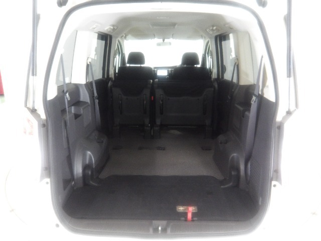 3列目を下部へ収納すればこんなに広々スペースの出来上がり！自転車などの大物も積み込み可能です。