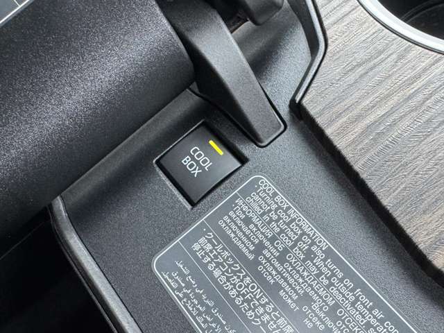 【クールBOX】メーカーオプションのクールBOXになります！お飲み物が車に入れっぱなしの場合、エンジンが付いていれば涼しい温度で保管することが可能です！！！Duxy清須店　愛知県清須市西市場5-5-3　まで！！