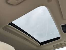 【ガラスルーフ】開放感たっぷりのガラスルーフが装着されています！車内に明かりを取り入れたり景色を楽しむのに、最適です！また、車内には遮光シェードが装備されておりますので、夏の暑い日でも快適に使えます！