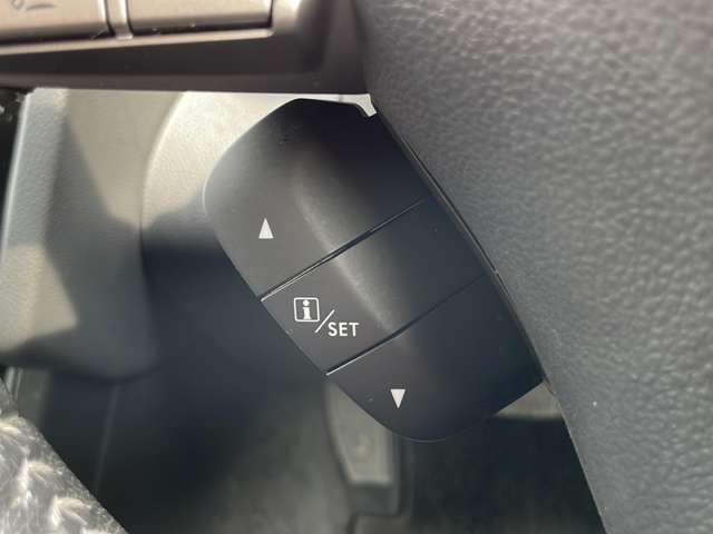 【ETC】有料道路を利用する際に料金所で停止することなく通過できる、ETC車載器（ノンストップ自動料金収受システム機器）が装備されています。セットアップを行うことで利用可能になります。