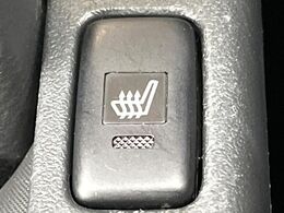 【シートヒーター】寒い日に重宝するシートヒーター！エアコンより早く温まってくれるので寒がりの人も安心ですね♪エアコンの温風は乾燥するから苦手、という方にもをおすすめです。