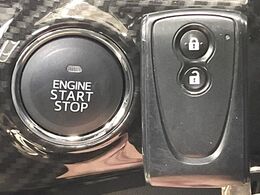 【キーフリーシステム】カバンやポケットに入れたままでもドアの施錠・解錠が可能なスマートキーを装備。エンジンのオン・オフ時もカギを取り出す必要が無いからとっても便利です♪